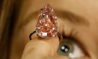 Viên kim cương hình giọt lệ này được đặt tên là “Unique Pink” (“Màu hồng độc đáo”), năng 15,38 carat và được coi là viên kim cương hình giọt lệ màu hồng lớn nhất trên thế giới.