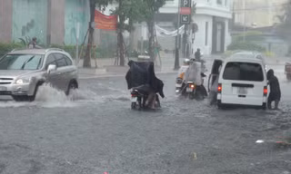 Đường phố thành sông