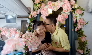 Bà Linda F. vui mừng và bất ngờ trước món quà bất ngờ và sự bày tỏ tình cảm của người chồng – ông Daniel F.