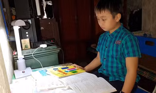 Góc học tập của Sơn rất nhiều sách tiếng Anh và Phật pháp 