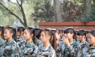 Mới đây, những hình ảnh của một khóa huấn luyện quân sự vô cùng kì lạ đã được lan truyền rộng rãi trên mạng xã hội Weibo ở Trung Quốc. 