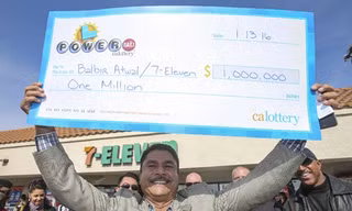 Balbir Atwal - chủ cửa hàng tiện lợi 7-Eleven đã bán ra chiếc vé trúng giải. Ảnh: AFP