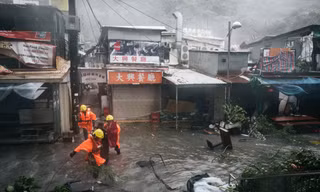 Bão Mangkhut: Gió lớn xé toạc mái nhà, đập vỡ cửa kính ở Hồng Kông