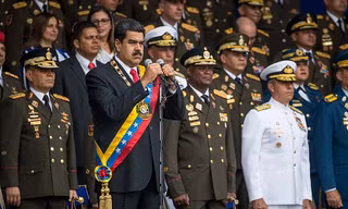 Xem vệ sĩ lao tới bảo vệ Tổng thống Venezuela trong vụ ám sát hụt