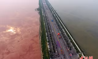 Lạnh người với hồ muối 4.000 năm biến thành 'hồ máu'