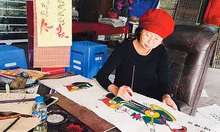 Nghệ nhân Nguyễn Thị Oanh - nữ nghệ nhân đầu tiên và duy nhất được phong “Nghệ nhân làng nghề Việt Nam” tại làng nghề tranh Đông Hồ