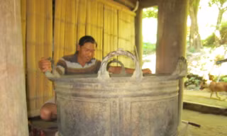 Anh Hà Văn Sỹ đã mua lại được báu vật của làng 