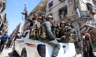 Binh sĩ Syria tại Douma - nơi bị nghi xảy ra vụ tấn công bằng vũ khí hoá học nhằm vào dân thường. Ảnh: Reuters
