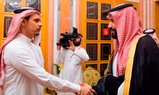 Thái tử Ả Rập Saudi bắt tay Salah Khashoggi (trái) trong cuộc gặp ngày 24/10. Ảnh: AP