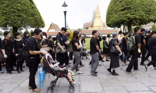 Người dân Thái Lan mặc đồ đen, xếp hàng vào cung điện hoàng gia để viếng nhà vua.