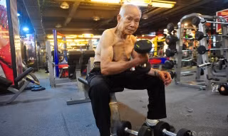 Cụ ông 94 tuổi khoe cơ bắp cuồn cuộn nhờ tập gym mỗi ngày