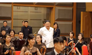 Ông Kim Jong-un trầm trồ ngắm nhà hát mới xây bên bờ sông Bình Nhưỡng
