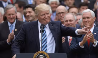 Tổng thống Donald Trump vui mừng phát biểu ở Vườn Hồng của Nhà Trắng sau khi Hạ viện đồng ý bãi bỏ Obamacare. Ảnh: Reuters