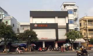 Cửa hàng Yamaha Hồng Thái (toạ lạc số 191, đường Trần Phú, TP. Rạch Giá, Kiên Giang) bị tố “phù phép” xe Exciter từ màu xanh biến thành màu đen nhám.