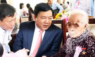 Ông Đinh La Thăng thăm hỏi mẹ Việt Nam anh hùng Võ Thị Mượt. Ảnh: Trung Sơn