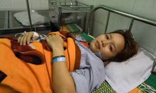 Cô Mai nằm viện điều trị vì bị phụ huynh đánh thủng màng nhĩ.