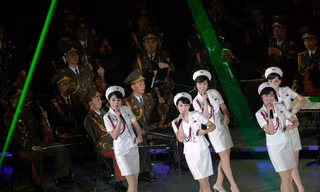 Ban nhạc nữ Moranbong biểu diễn cùng dàn nhạc nam thuộc quân đội Triều Tiên có tên Merited Chorus. Ảnh: AP