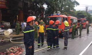 Hàng chục cảnh sát PCCC tham gia dập lửa.