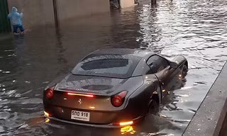 Ferrari giá hơn chục tỉ 'thất thủ' giữa đường ngập