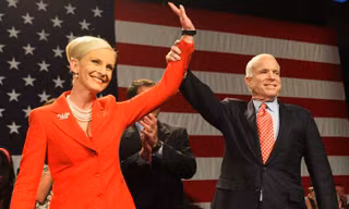 Thượng nghị sĩ John McCain và phu nhân. Ảnh: Getty