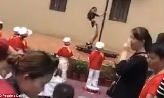 Các học sinh sững sờ trước màn biểu diễn nhạy cảm. Ảnh cắt từ video