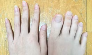 Ngón chân của cô gái khá dài.