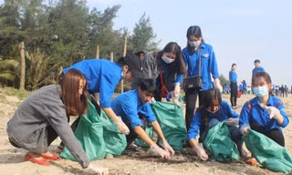 Hơn 1500 ĐVTN cùng các đại biểu và nhân dân trực tiếp làm vệ sinh môi trường bờ biển sau lễ phát động tại Khu du lịch Xuân Thành, Nghi Xuân.