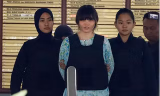 Nghi phạm Đoàn Thị Hương xuất hiện tại tòa với áo chống đạn hôm 3/10. Ảnh: AP