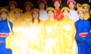 Quốc mẫu Âu Cơ đằng vân