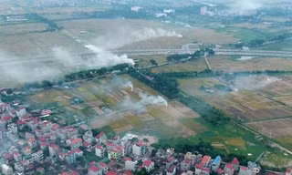 Mịt mù khói đốt rơm rạ 'bao vây' ngoại ô Hà Nội