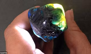 Viên đá sapphire hiếm thấy được tìm thấy tại Queensland (Úc). Ảnh: Daily Mail