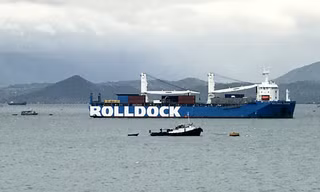 Tàu Rolldock Storm chở tàu ngầm 187 Bà Rịa – Vũng Tàu đang ở trong vịnh Cam Ranh