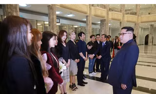 Ông Kim Jong-un xem nghệ sĩ Hàn Quốc biểu diễn ở Bình Nhưỡng