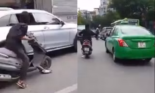 Người đàn ông cầm mã tấu chém rớt hàng loạt gương ô tô. Ảnh cắt từ clip.