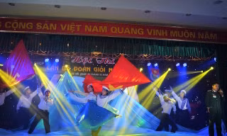 Nữ thủ lĩnh Đoàn duyên dáng trên sân khấu