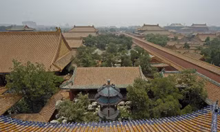 Năm 1924, khi Phổ Nghi - vị Hoàng đế cuối cùng của Trung Hoa chạy khỏi Tử Cấm Thành (Bắc Kinh, Trung Quốc) thì những cánh cửa nơi đây cũng đồng thời bị đóng lại, trong đó có cánh cửa dẫn vào khu vườn Càn Long. 