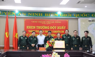 Ông Hồ Kỳ Minh, Phó Chủ tịch UBND TP Đà Nẵng thưởng nóng 30 triệu cho BĐBP Đà Nẵng vì phá được chuyên án ma túy