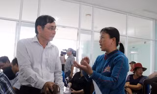 Một chủ buôn trao đổi với ông Nguyễn Đỗ Tám, Phó Giám đốc Sở NNPTNT Đà Nẵng về tình hình buôn bán thủy sản sau khi có thông tin cá chết. Ảnh: Thanh Trần. 