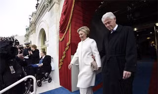 Bà Clinton tươi cười đến dự lễ nhậm chức của ông Trump