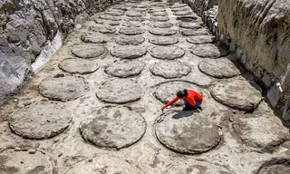 Những ngôi mộ tại đây có hình tròn kì lạ, giống như những chiếc vại lớn được xếp san sát và thẳng hàng. 