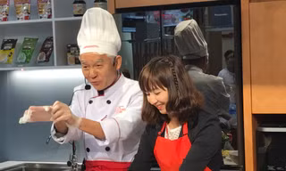 Tổng Giám đốc Cty Ajinomoto Việt Nam trực tiếp hướng dẫn nấu món ăn tại Ajinomoto Cooking Studio.