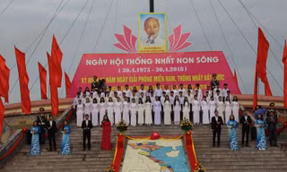 Lễ thượng cờ Thống nhất non sông ngày 30/4/2018 tại Di tích Quốc gia đặc biệt Đôi bờ Hiền Lương-Bến Hải. Ảnh: Đ.V