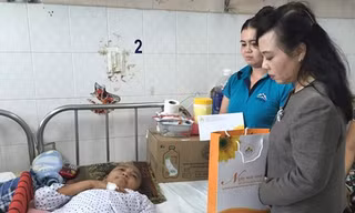 Bộ trưởng Bộ Y tế Nguyễn Thị Kim Tiến thăm, tặng quà các bệnh nhi đang điều trị tại Khoa nội 3 ung bướu nhi, bệnh viện Ung bướu TPHCM. Ảnh: Quốc Ngọc