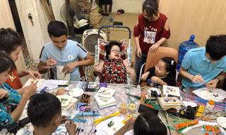 Bằng nghị lực, Thương đã học nghề thủ công lưu niệm