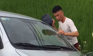 Hiệp Gà mất lái lao xế hộp xuống ruộng, loay hoay tìm cách lên bờ