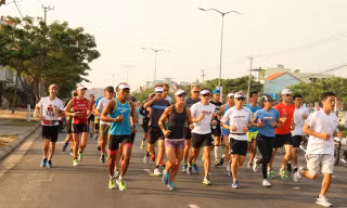 Các VĐV tham dự chạy bộ hành trình dài 2,8 km nhằm gây quỹ cho trẻ sơ sinh sáng 6/5 tại Đà Nẵng. Ảnh: Đào Phan