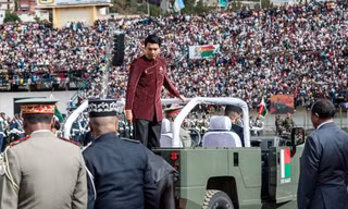 Tổng thống Madagascar - Andry Rajoelina tham dự lễ kỉ niệm Quốc khánh tại sân vận động Mahamasina hôm qua, 26/6, trước khi xảy ra vụ giẫm đạp kinh hoàng. Ảnh: EPA