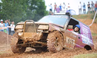 Thót tim xem dàn xe offroad thi leo dốc, vượt đầm lầy