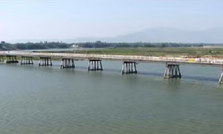Kinh hãi chứng kiến nam thanh niên nhảy cầu Câu Lâu tự vẫn