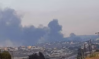 Khói đen bốc mù trời sau khi Syria hứng tên lửa của Israel. Ảnh: Twitter